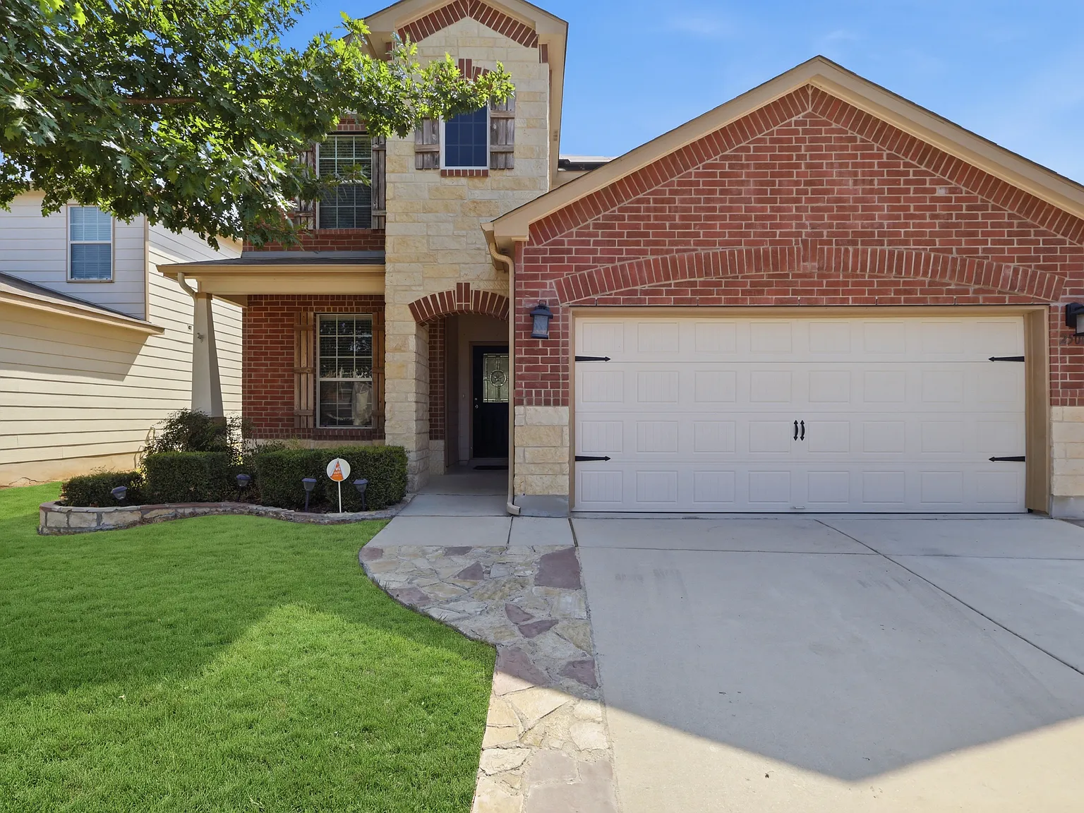 4 bed, 2607 sqft, $2,200 — Photo 2