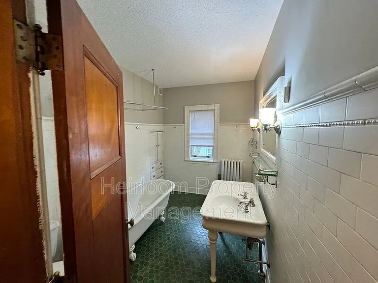 1621 E Superior St #2B — Photo 4