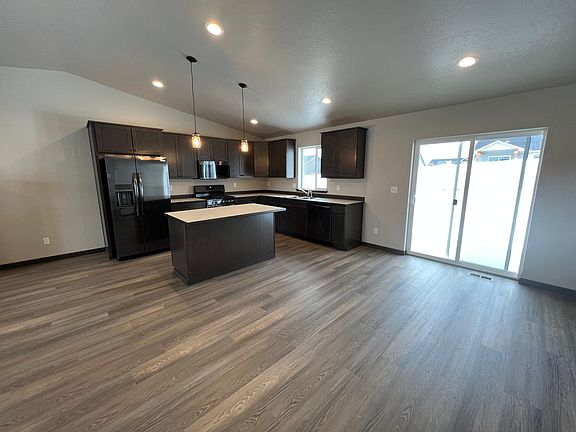 Open concept kitchen/dinining