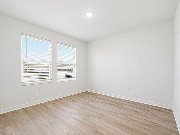 4th image of 4896 Kensington Ln