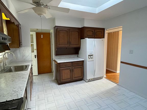 5th image of 218 Willets Ln