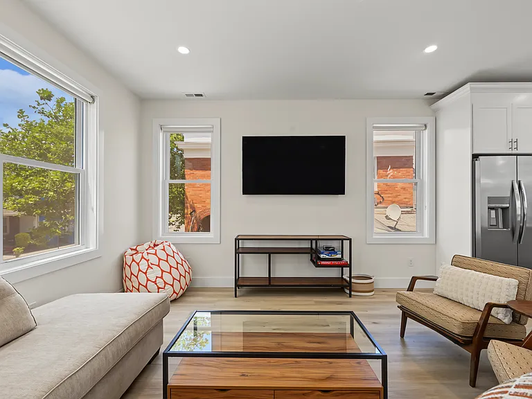 113 N Brighton Ave — Photo 2