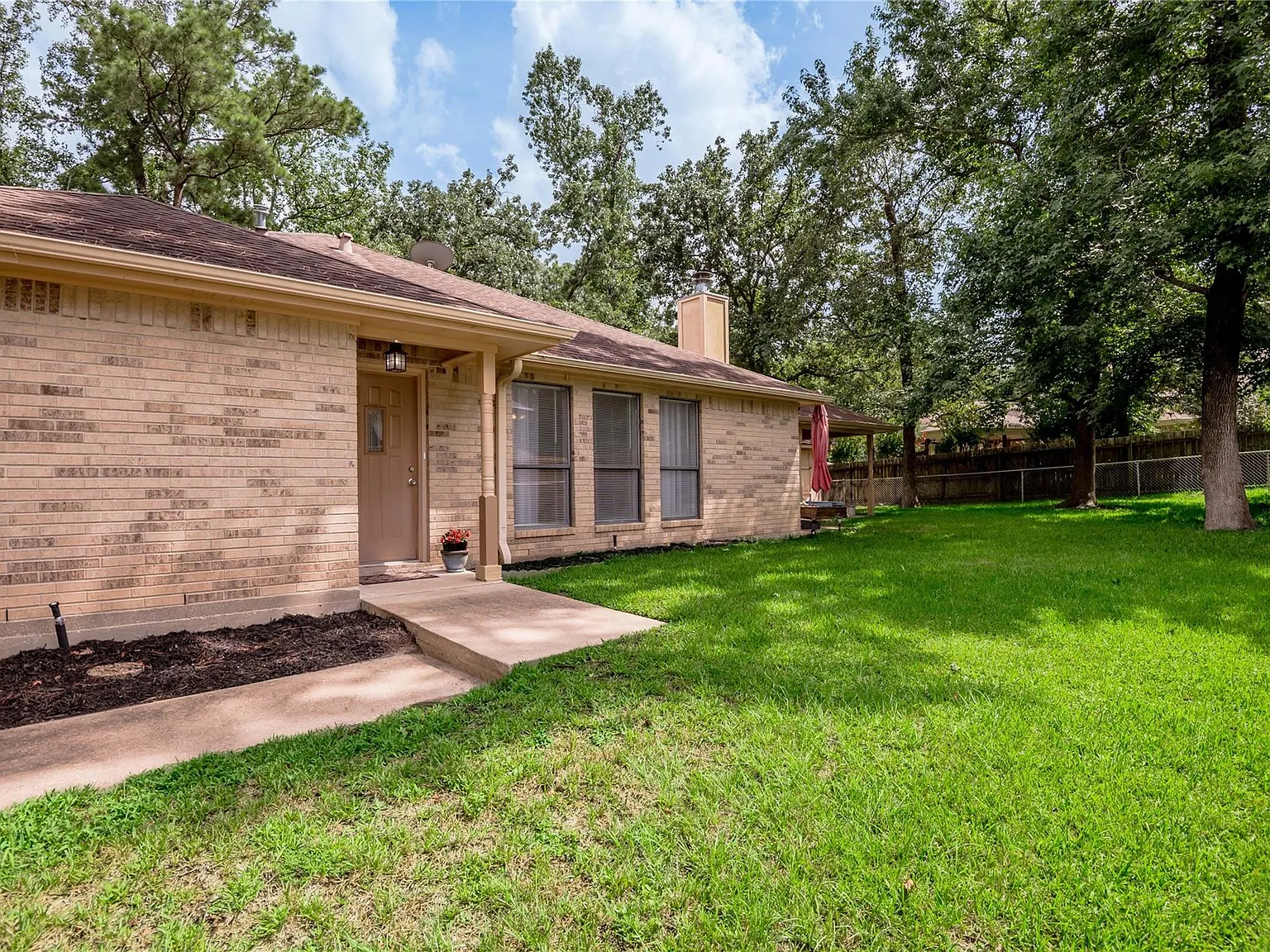 3 bed, 2.0 bath, 1729 sqft, $1,950 — Photo 2