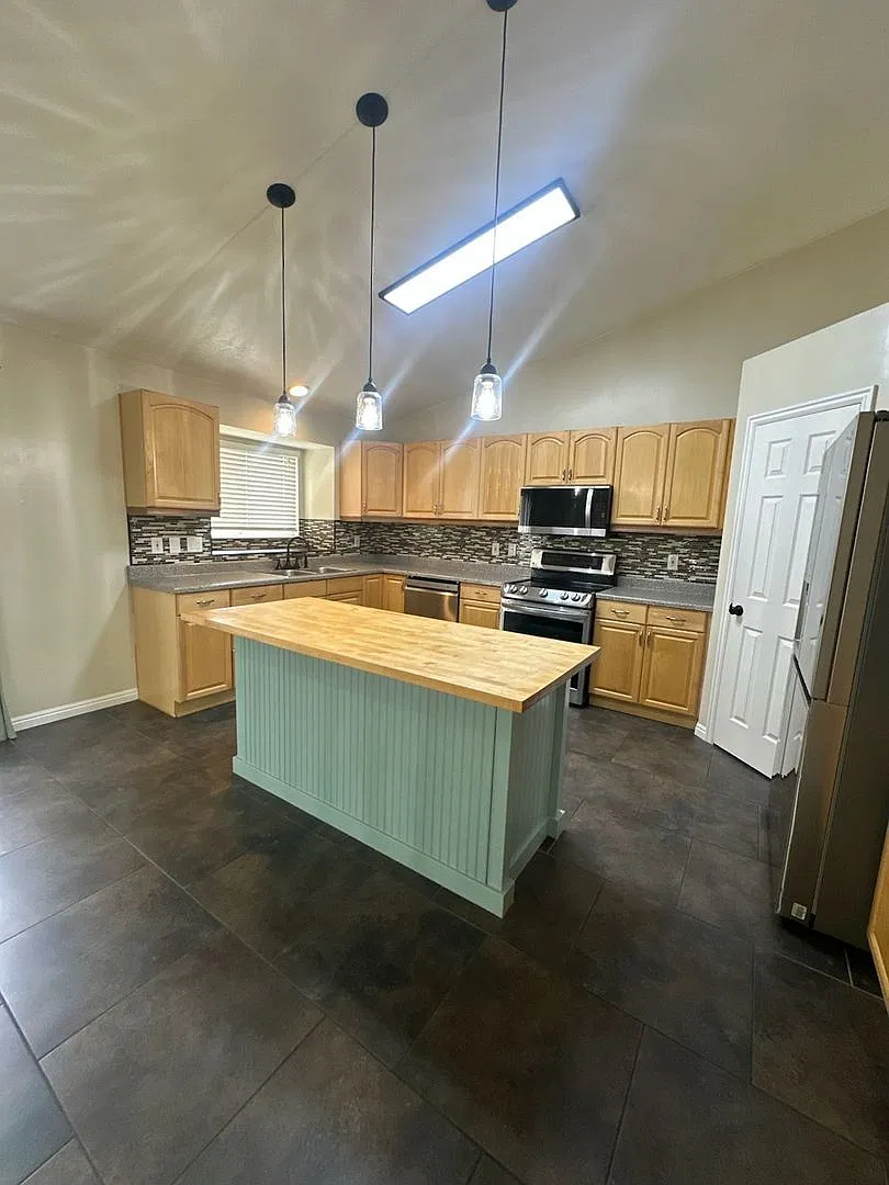 3 Weeks Free Rent! 5 Bedrooms, 3.5 Baths & Your Own Fenced Backyard In Clinton! — Photo 3