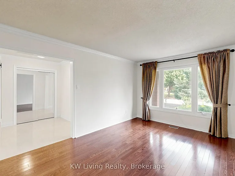 33 Southgate Cres — Photo 2