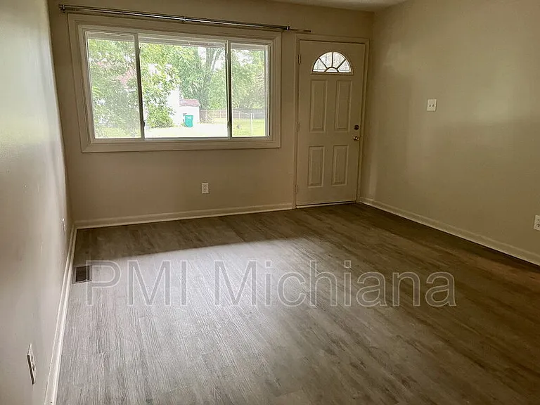 709 E 7th St — Photo 5