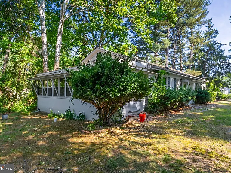 1100 Woodlawn Ave — Photo 14
