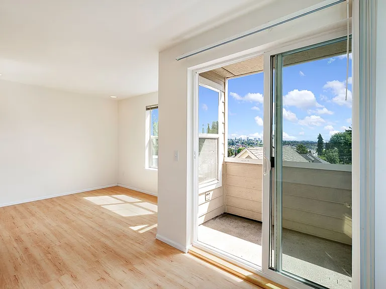 410 W Barrett St — Photo 20
