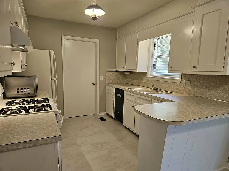 708 W Hartwood Ave — Photo 9
