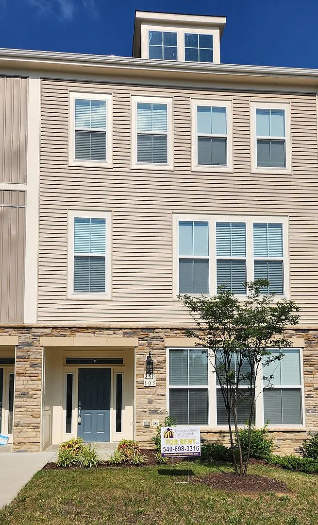 Great Townhome in Embrey Mill — Photo 2
