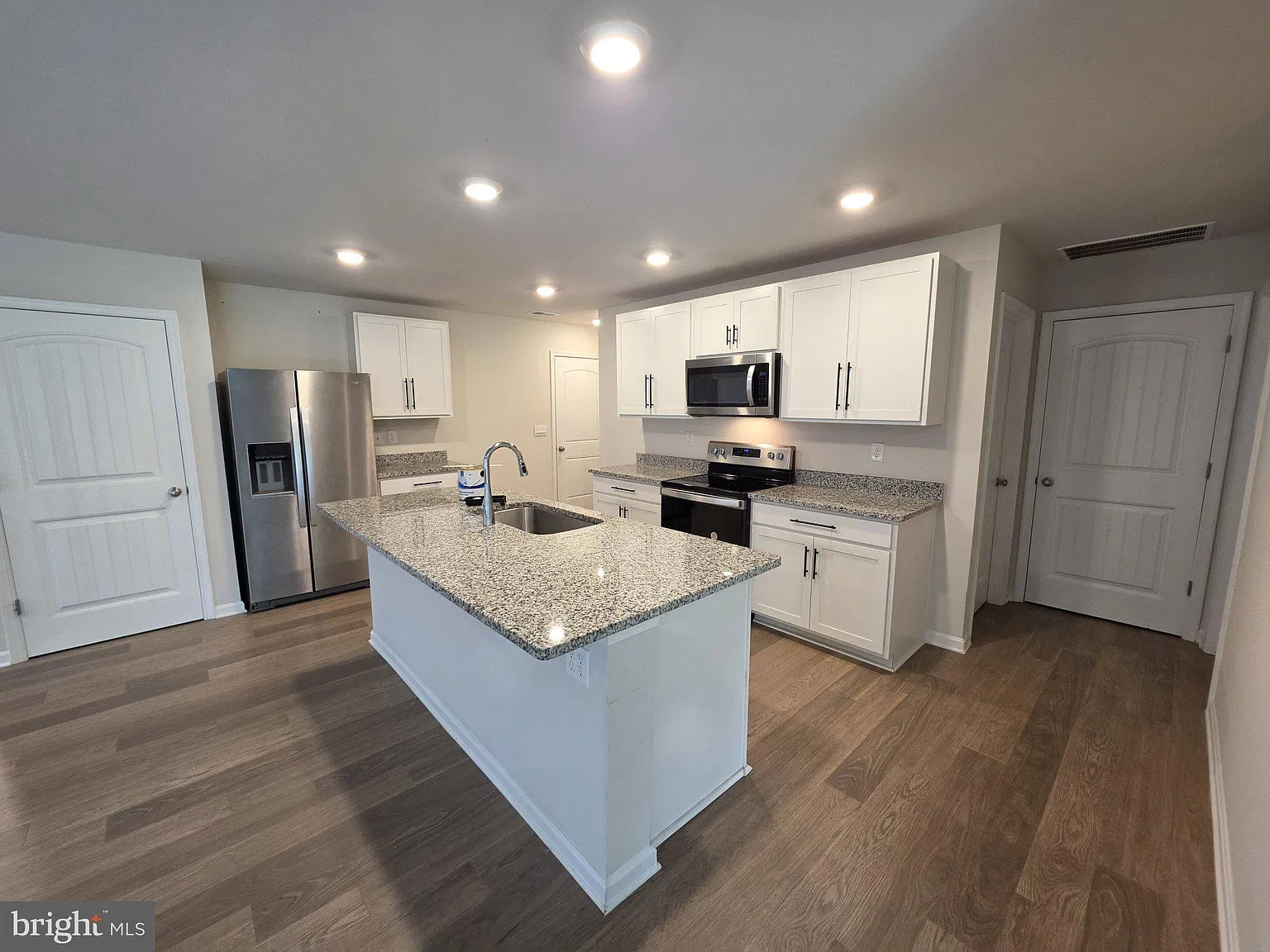 5 bed, 3.0 bath, 2450 sqft, $2,800 — Photo 2