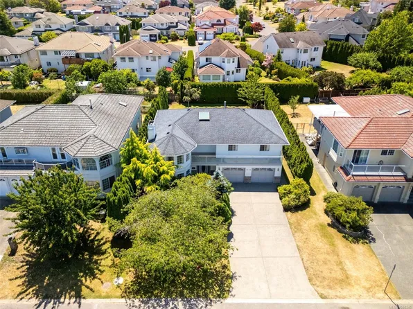 1847 El Sereno Dr, Saanich, BC V8N 6K4