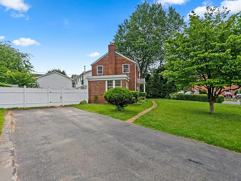 2200 Windham Ln — Photo 36