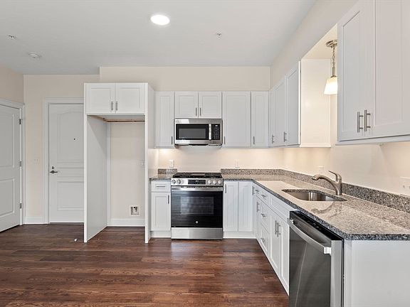 3rd image of 10 Franklin Ave APT 402