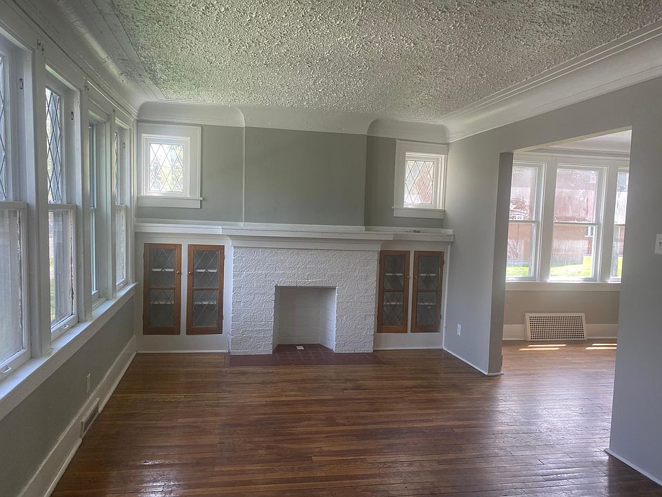 1st image of 334 E Oakridge St