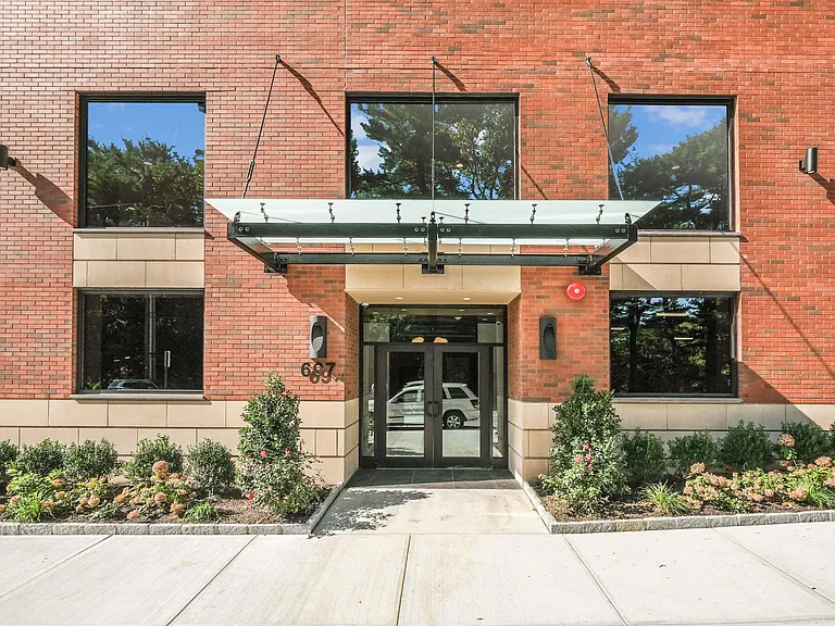 697 Bronx River Rd — Photo 24