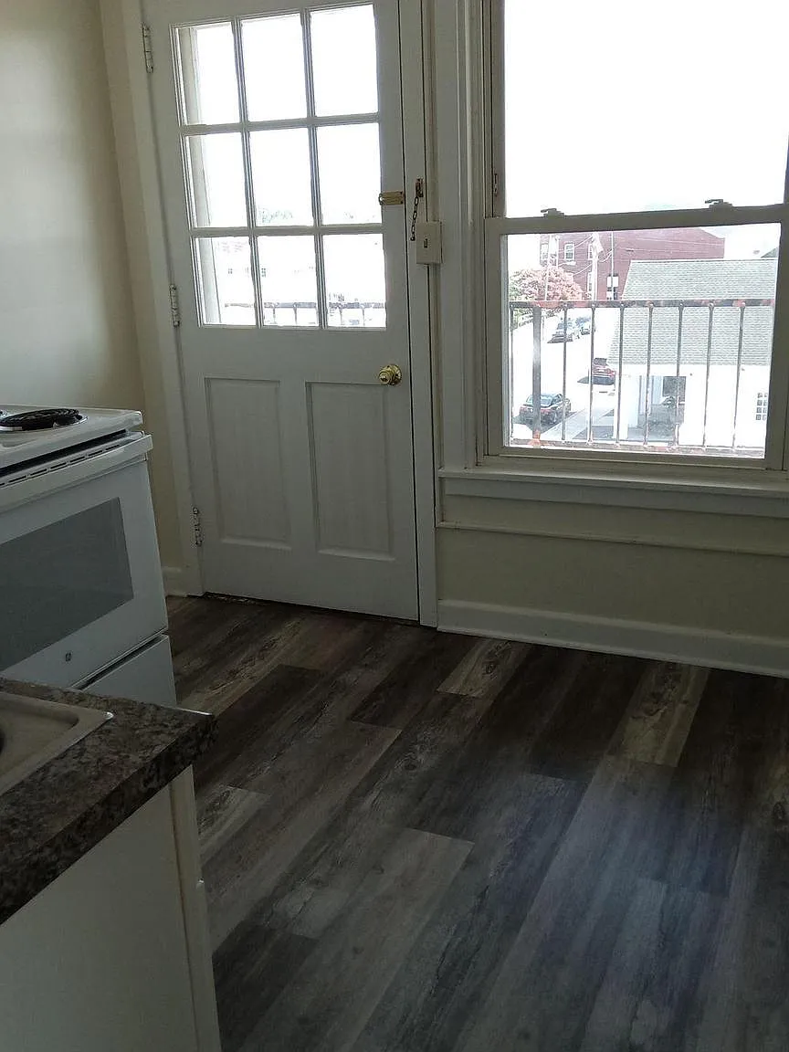 1 bed, 700 sqft, $1,050 — Photo 3