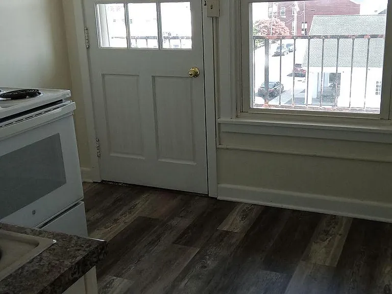 100 W Main St #6 — Photo 3