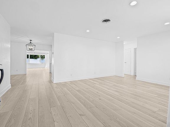 5th image of 1050 41st Ave NE