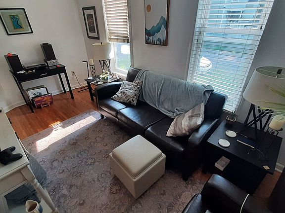 4th image of 205 Linn St #1