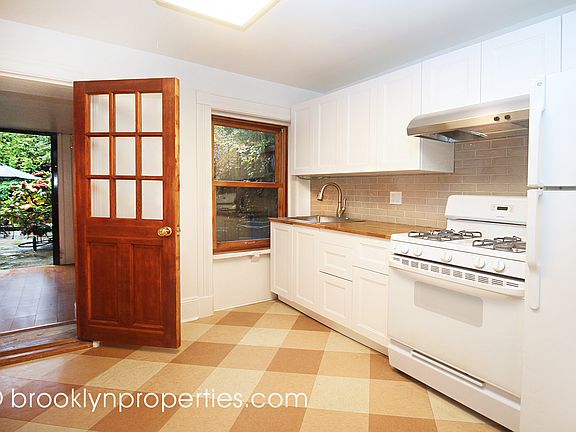 4th image of 389 16th St #1