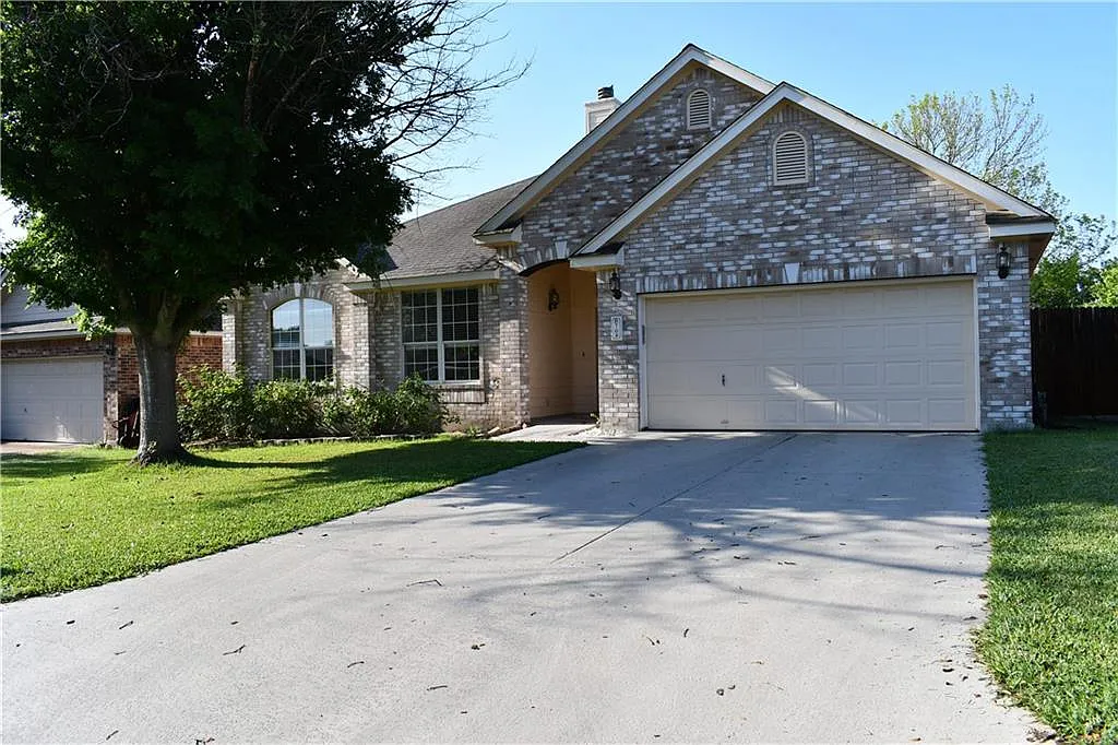 4 bed, 2100 sqft, $2,100 — Photo 3