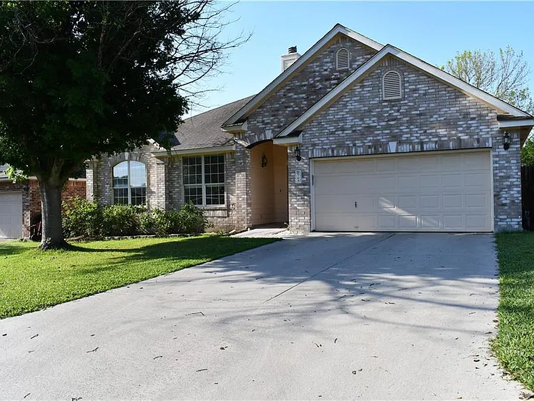 704 Thrush Dr — Photo 3