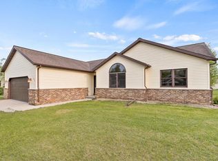 633 Pauquette Pines Ln, Poynette, WI 53955