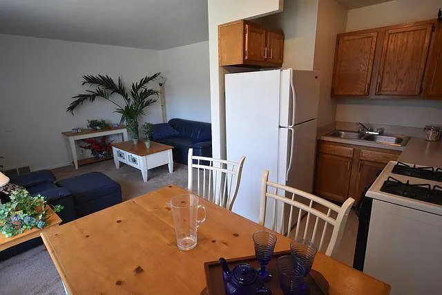 2758 Ackley Ave — Photo 7