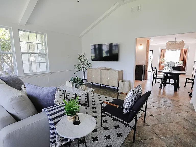 1412 Moran Dr — Photo 2