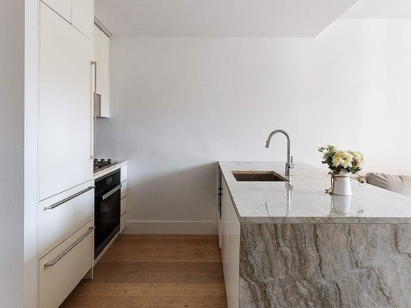 4th image of 15 W 61st St #12G
