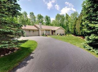 2201 W Woodside Ln, Mequon, WI 53092