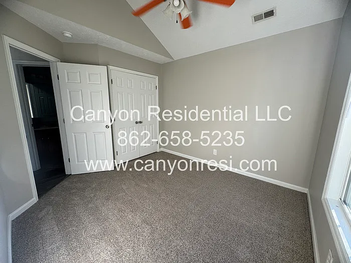 109 Hayes Ct — Photo 2