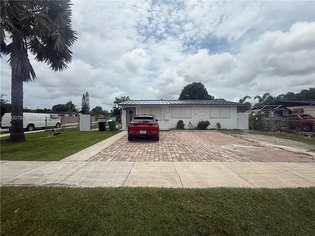 3 bed, 2.0 bath, 1000 sqft, $3,000 — Photo 1