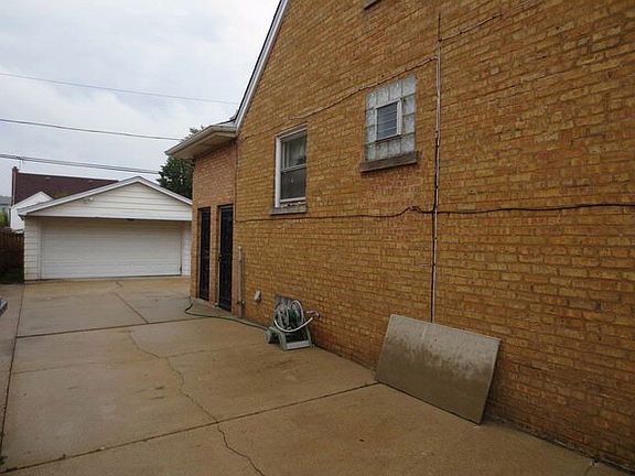 4th image of 3405 N Oketo Ave