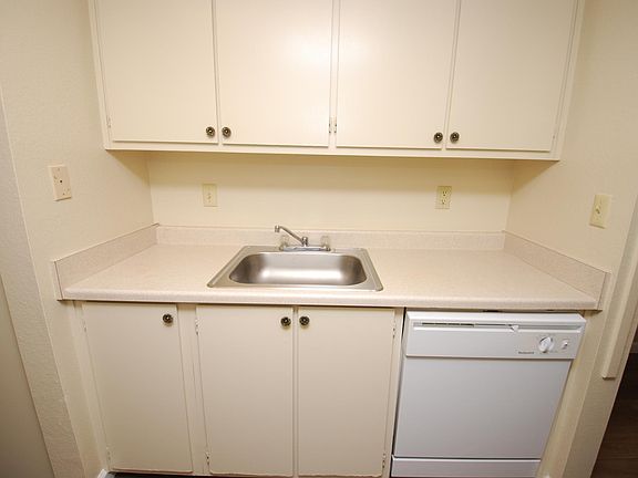 2nd image of 1027 Fulton Ave #152