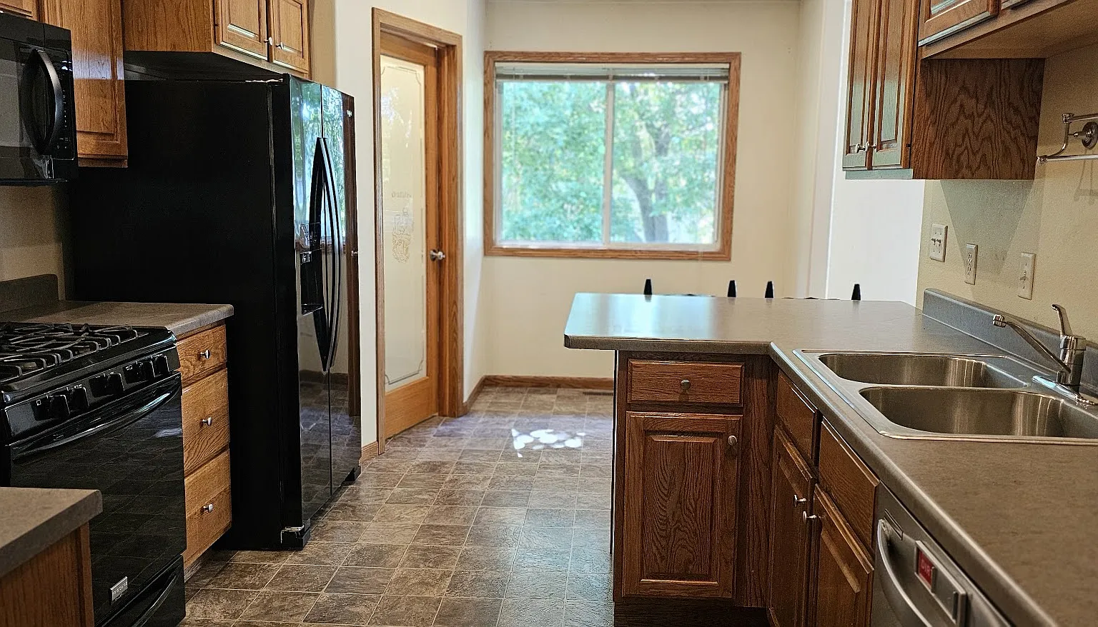 3 bed, 2100 sqft, $2,350 — Photo 3