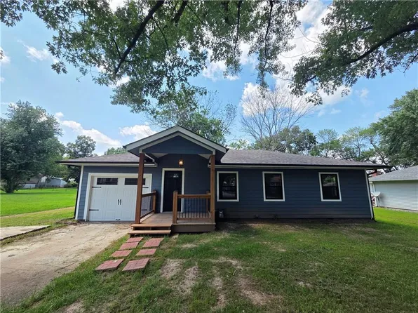 910 Edith Ave, Adrian, MO 64720