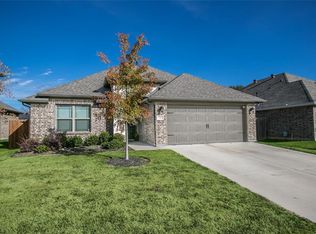 724 Ravenwood Dr, Saginaw, TX 76179
