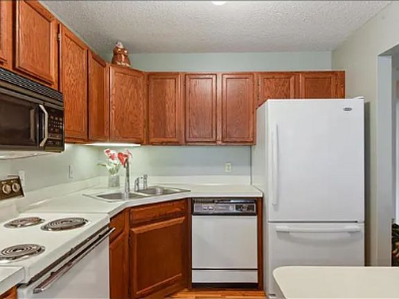4th image of 10195 Arrowwood Dr