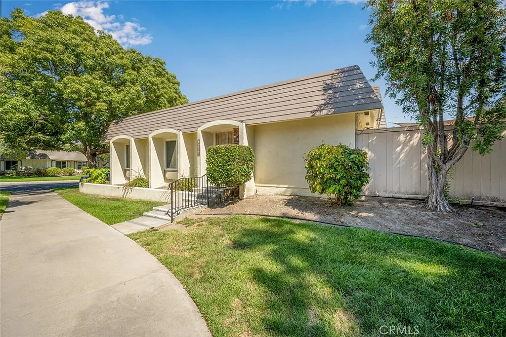 3 bed, 1056 sqft, $3,600 — Photo 2
