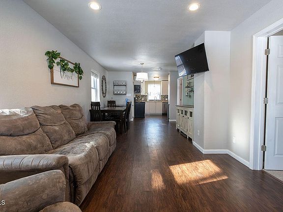 3rd image of 405 6th Ave NW