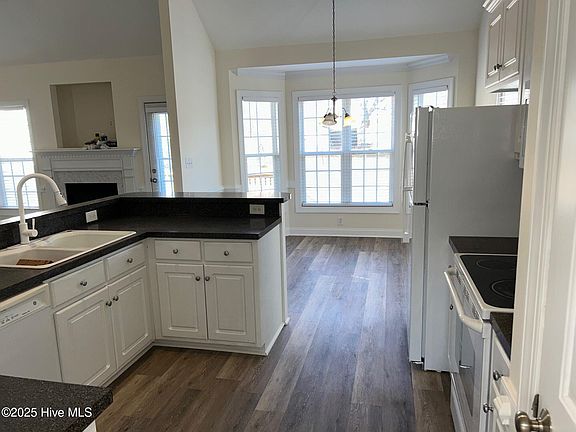 5th image of 908 Sebring Dr