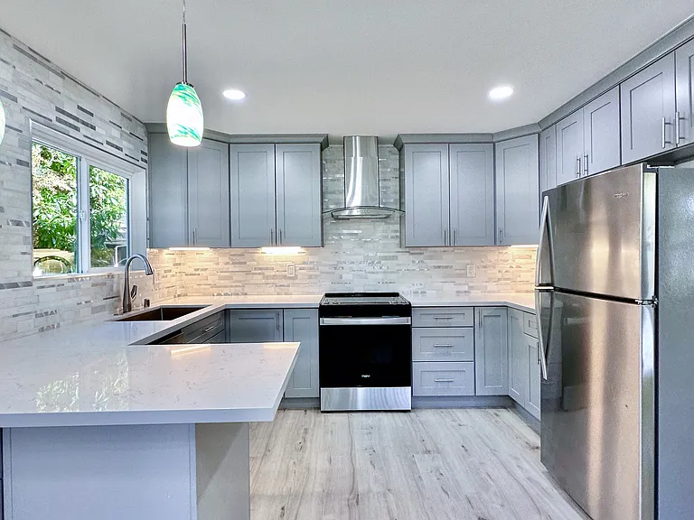655 Mariposa Ave — Photo 1