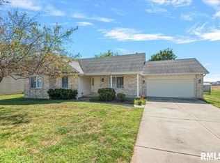 1052 Oakbrook Ave, Chatham, IL 62629