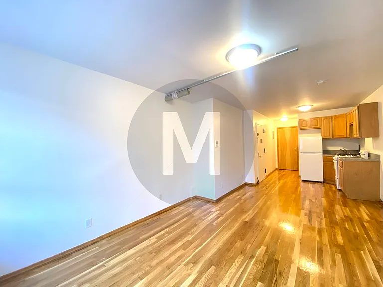 1142 1st Ave #10 — Photo 4
