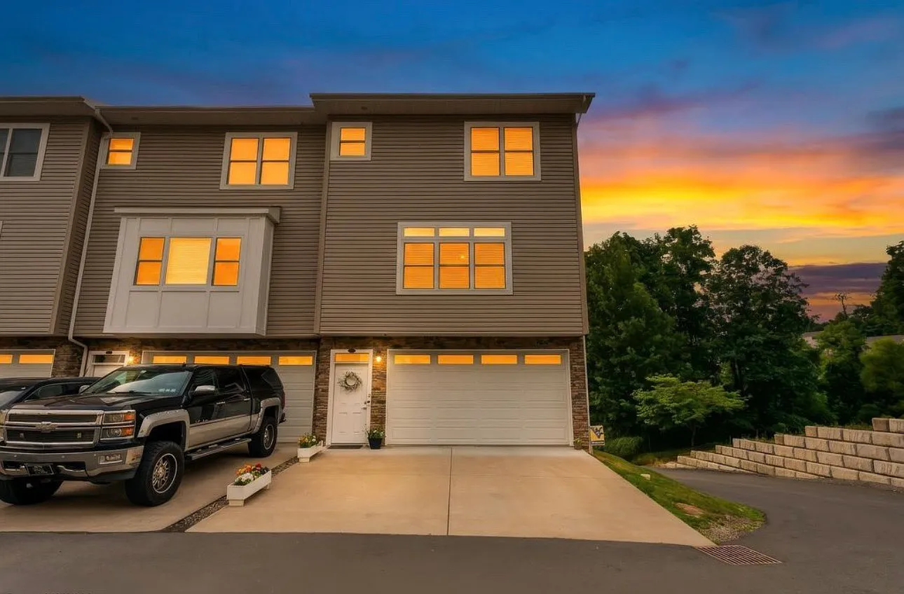 3 bed, 2.5 bath, 1940 sqft, $2,050 — Photo 1