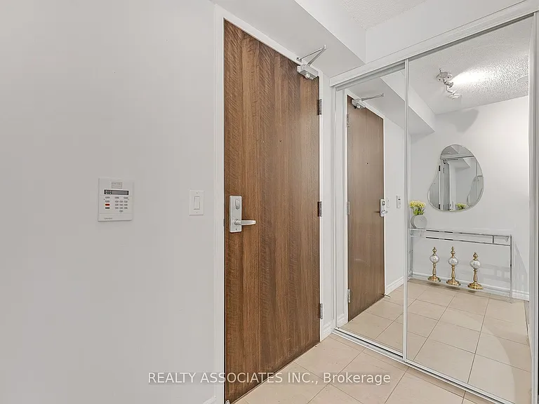 19 Grand Trunk Cres #2710 — Photo 3