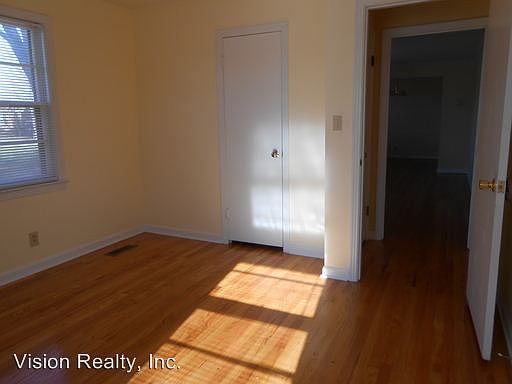 5th image of 221 Maxwell Dr