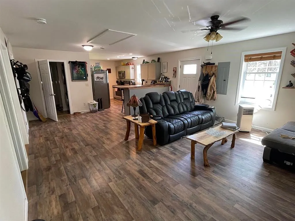 2 bed, 1.0 bath, 925 sqft, $2,100 — Photo 3